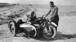 Erika Busse and Hans S. Grossmann, parents of Atina Grossmann, in the Iranian desert, c.1939. Image courtesy Atina Grossmann
