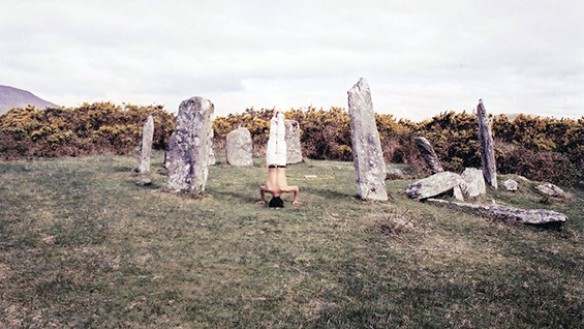Mein Warten auf Veränderung II (Me Waiting for Change II). 2001. Antonio Paucar