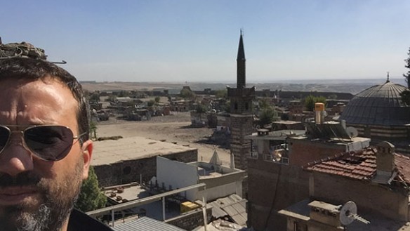 Because the Turkish military does not allow photographs of its destruction of the old city of Diyarbakir, I was advised by my hosts to takes selfies instead